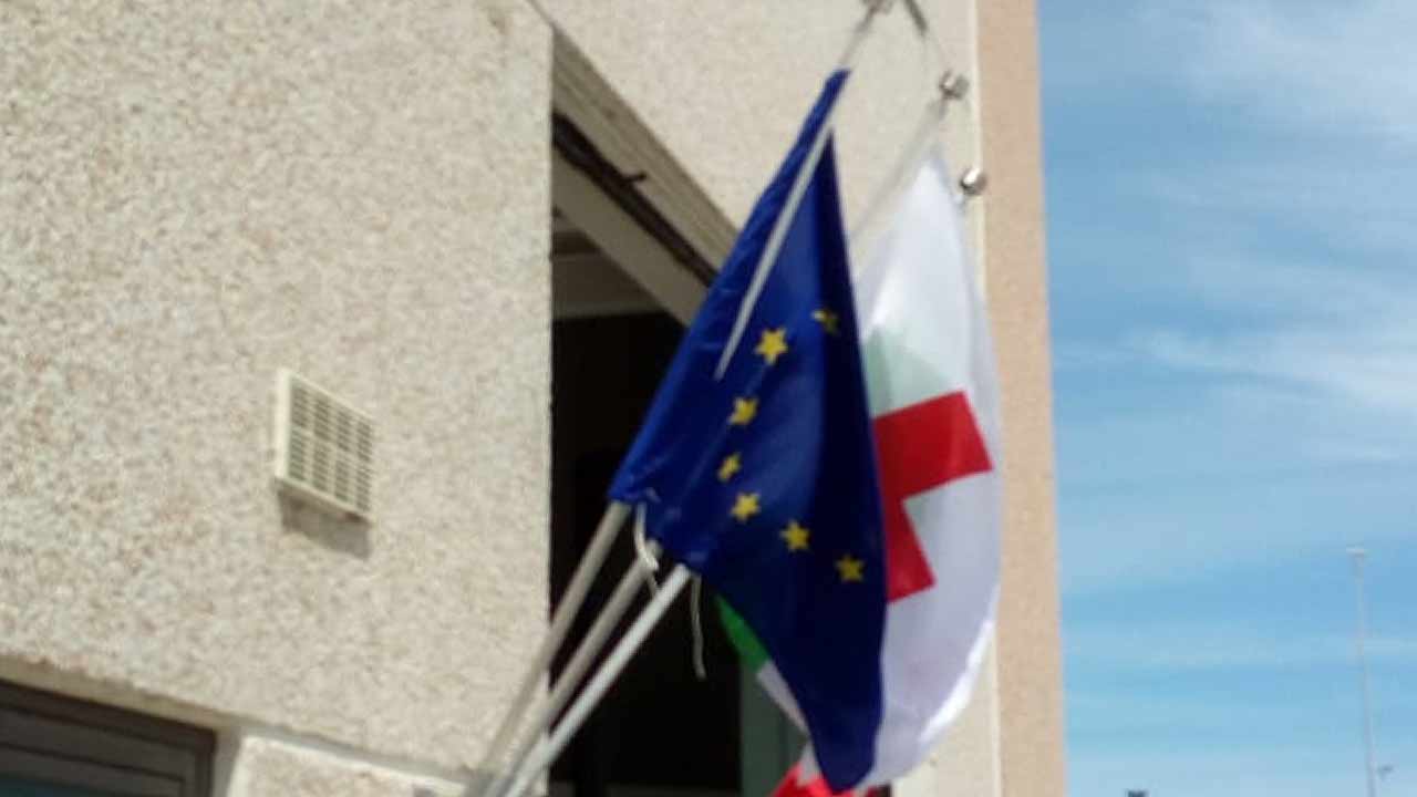 La bandiera della Croce Rossa sulla sede operativa della Cri Senigallia