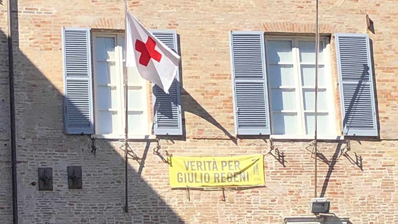 La bandiera della Croce Rossa sul municipio di Senigallia