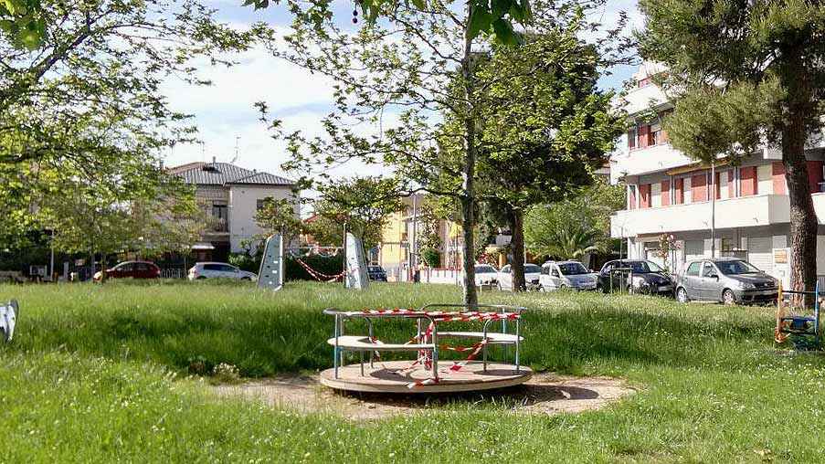 Il nastro biancorosso sui giochi nei giardini pubblici di Senigallia: vietato l'utilizzo nella fase 2 coronavirus