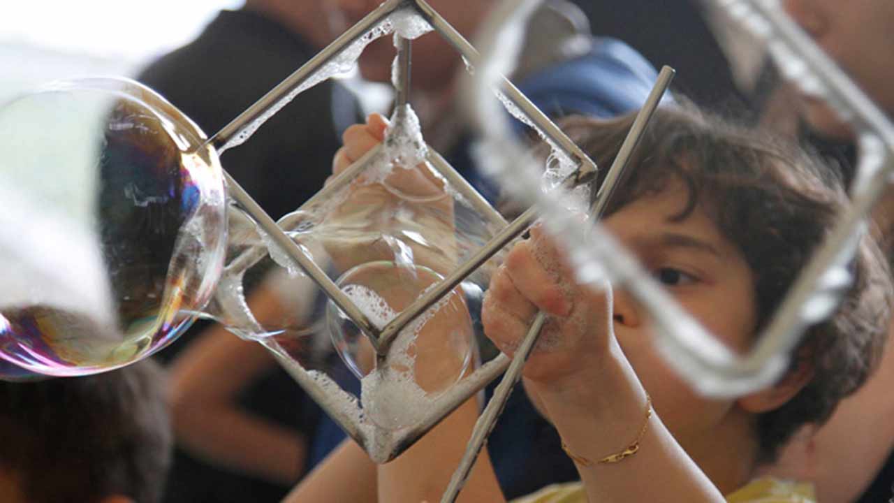 Attività con le bolle di sapone a Senigallia con Fosforo, la festa della scienza