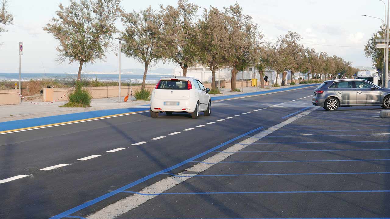 Il lungomare Da Vinci, a Senigallia: pista ciclabile sulla sinistra, parcheggi a pagamento sulla destra