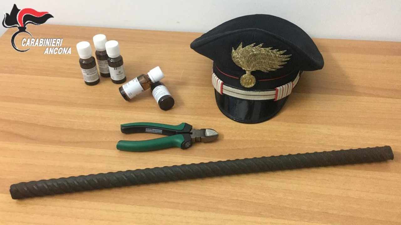 Gli oggetti sequestrati dai Carabinieri a Montemarciano