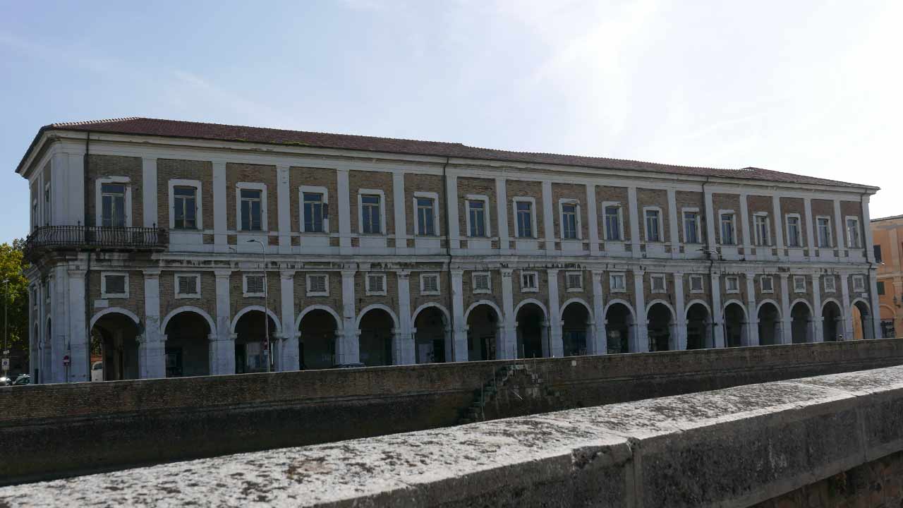 Palazzo Gherardi a Senigallia, ex sede sopra i Portici Ercolani del liceo classico Perticari e della biblioteca Antonelliana