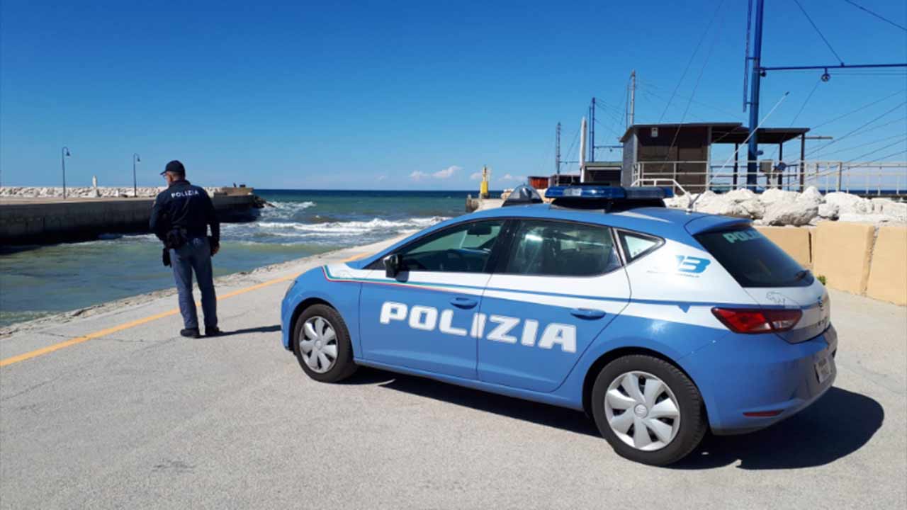 La polizia al porto di Senigallia dove tre surfisti hanno salvato una giovane donna caduta in mare