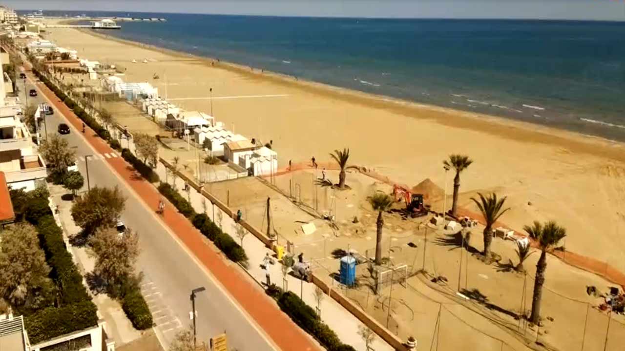 Tornano le passeggiate sul lungomare di Senigallia con l'inizio della fase due e le nuove misure anti covid 19