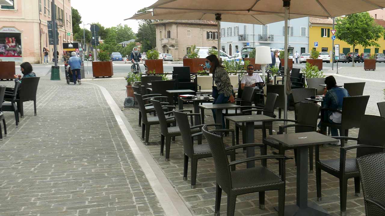 I tavoli all'esterno del Saffi Caffè di Senigallia