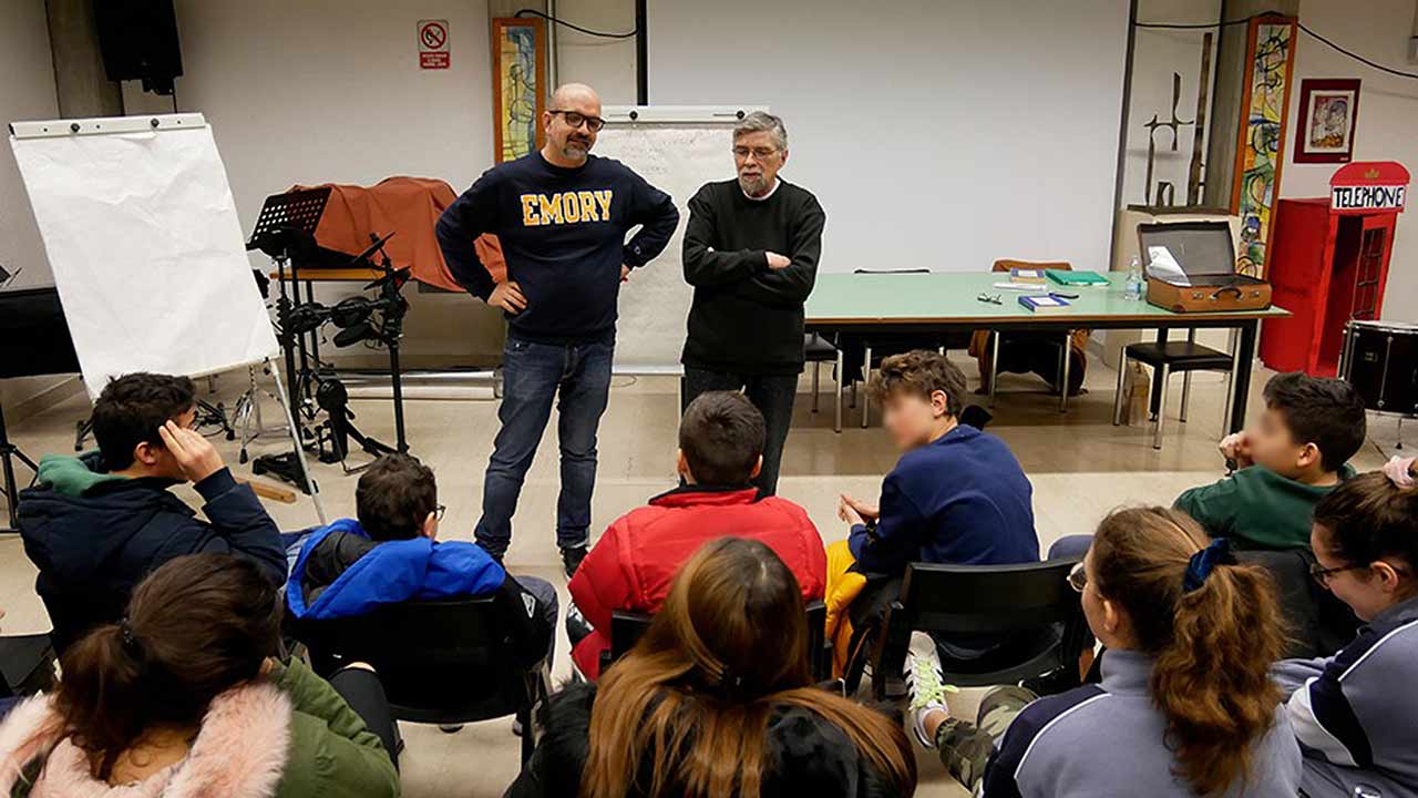 Simone Quilly Tranquilli e Leonardo Leo Barucca in una lezione a scuola sul dialetto di Senigallia