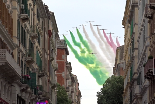 L’abbraccio delle Frecce Tricolori emoziona Loreto e Ancona