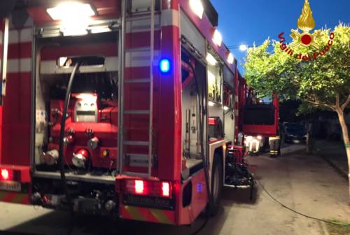 San Costanzo, incendio in un condominio: evacuate 4 famiglie. Un intossicato al Pronto Soccorso