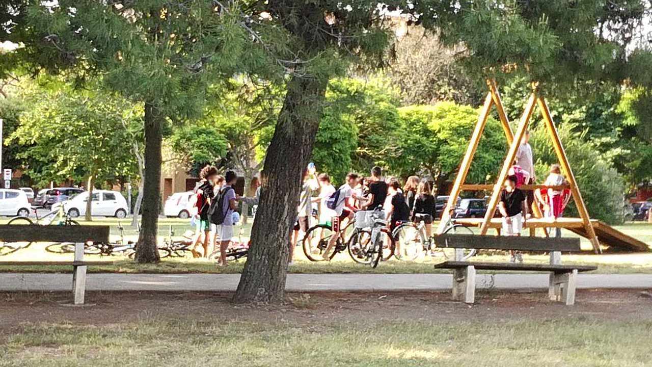 Un assembramento di giovani al parco della Pace di Senigallia: poche mascherine e nessuna distanza sociale per evitare il contagio da covid-19