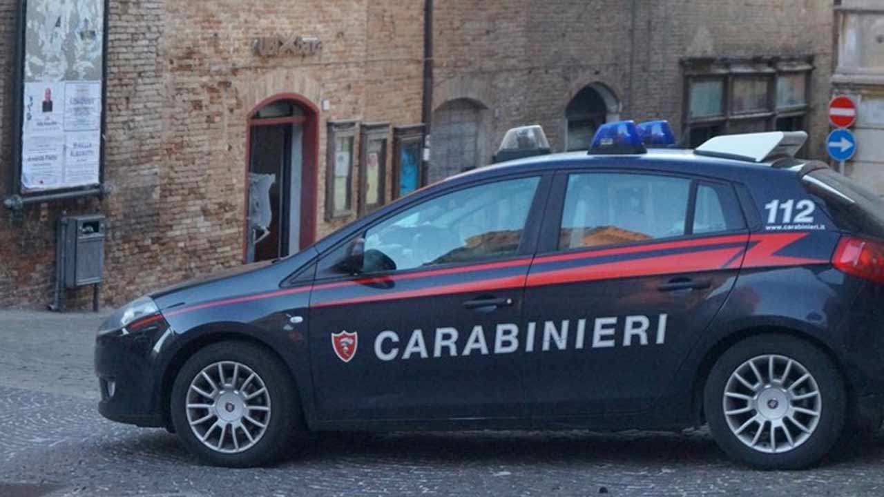 La pattuglia dei Carabinieri davanti al bancomat danneggiato dai ladri a Ostra