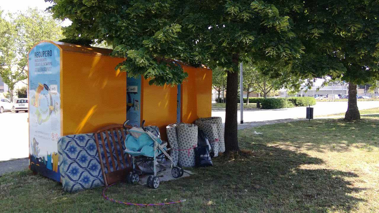 I rifiuti abbandonati nel giardino della scuola materna della Cesanella