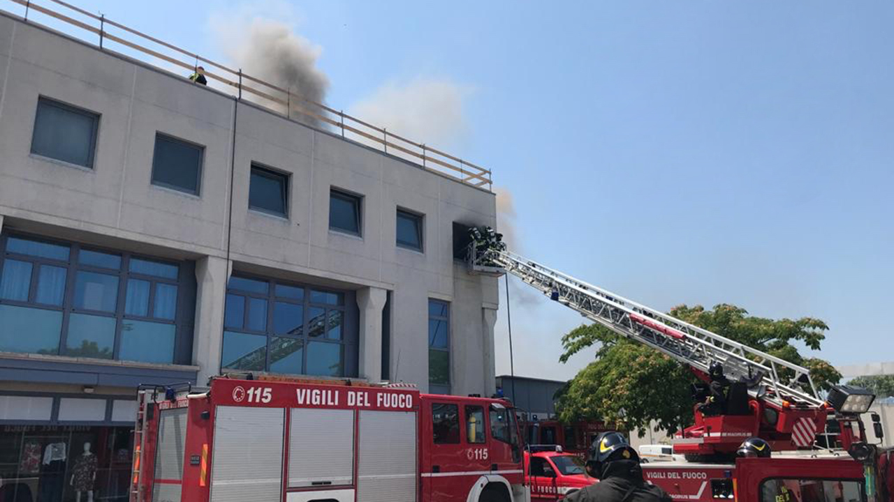 L'incendio al centro direzionale di via Abbagnano a Senigallia: l'intervento dei Vigili del fuoco