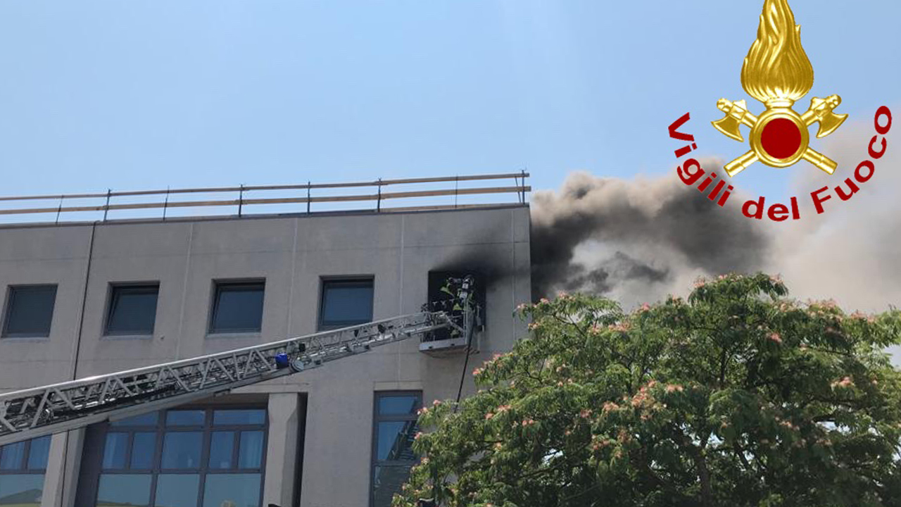 L'incendio al centro direzionale di via Abbagnano a Senigallia: l'intervento dei Vigili del fuoco