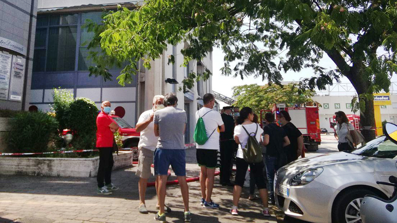 Alcune delle persone evacuate a Senigallia