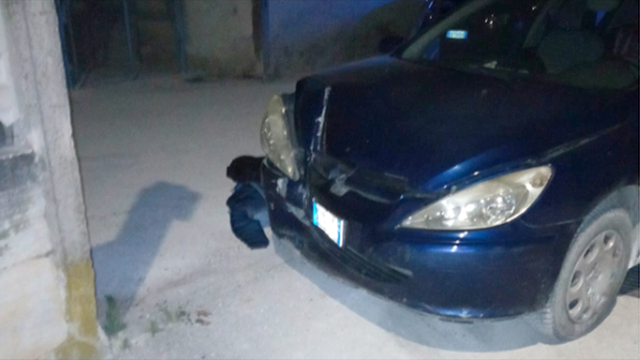 L'auto dopo l'incidente a Trecastelli è finita contro un muro