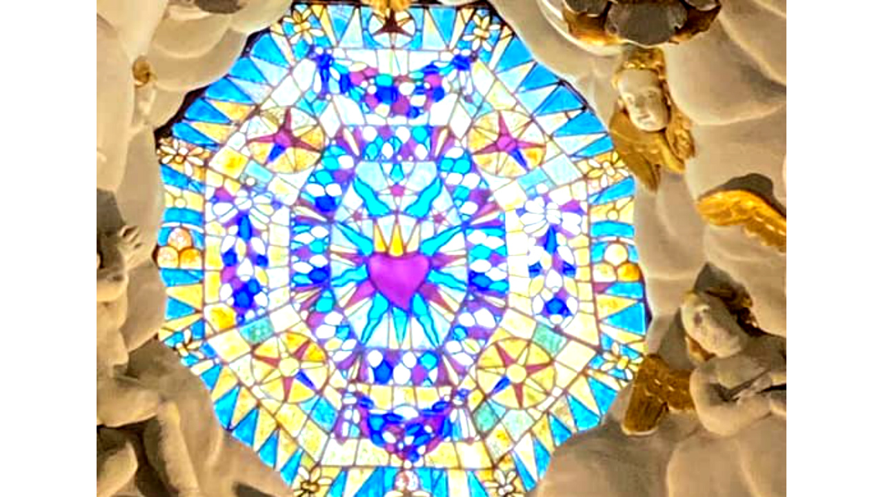 la luce sulla vetrata dell’altare di San Filippo