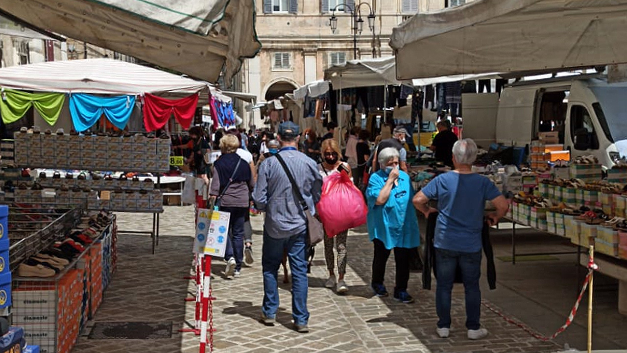 Le persone tra le bancarelle del mercato in piazza Garibaldi a Senigallia