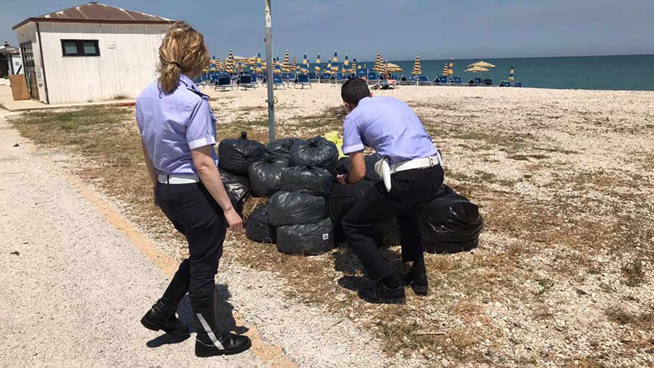 Rifiuti abbandonati sul litorale, scattano i controlli della Polizia Locale di Montemarciano