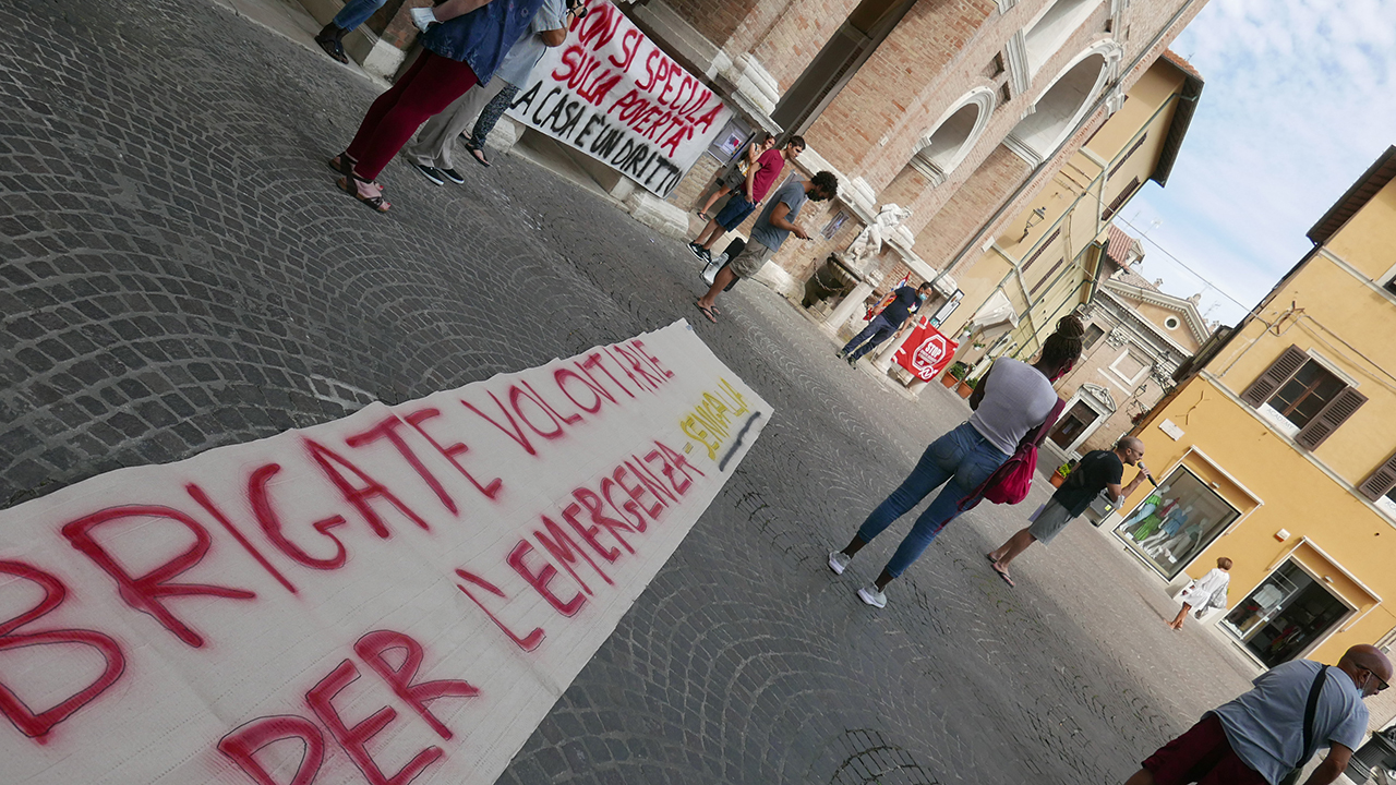 La manifestazione di protesta in piazza Roma a Senigallia