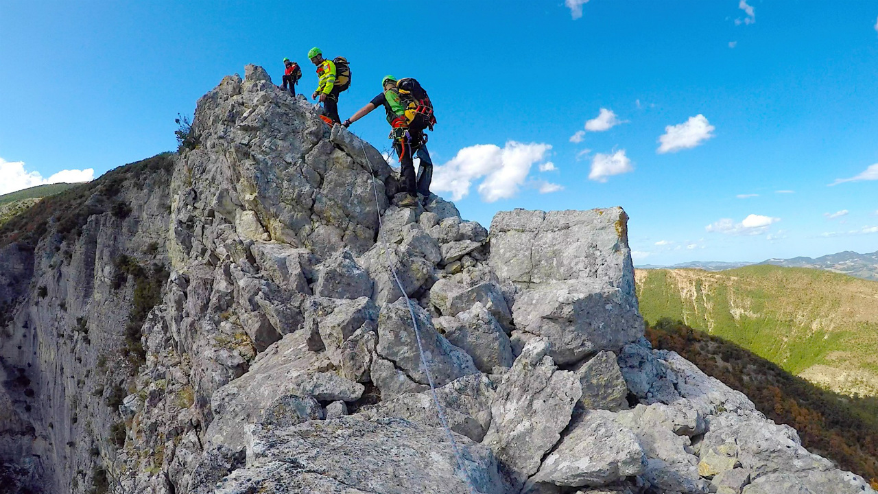 soccorso alpino delle Marche (foto tratta dalla pagina facebook Soccorso Alpino e Speleologico Marche - CNSAS)