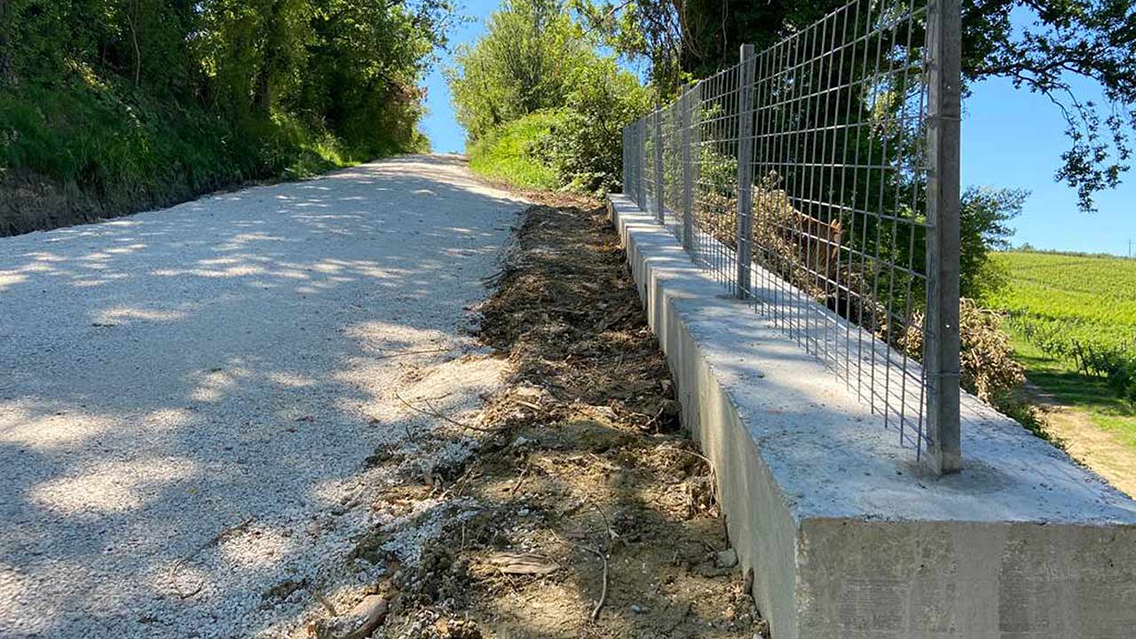 I lavori di sistemazione della frana di via Farneto a Serra de' Conti