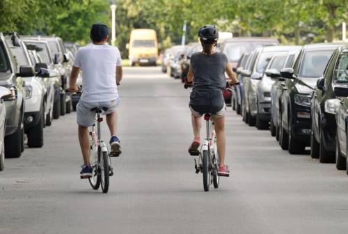 Coppia in bici travolta e uccisa: polemiche sulla pericolosità del lungomare di Montemarciano