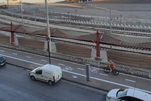 Polemiche sulla pista ciclabile di Ancona. L’assessore Simonella assicura: «Recuperati i posti auto»