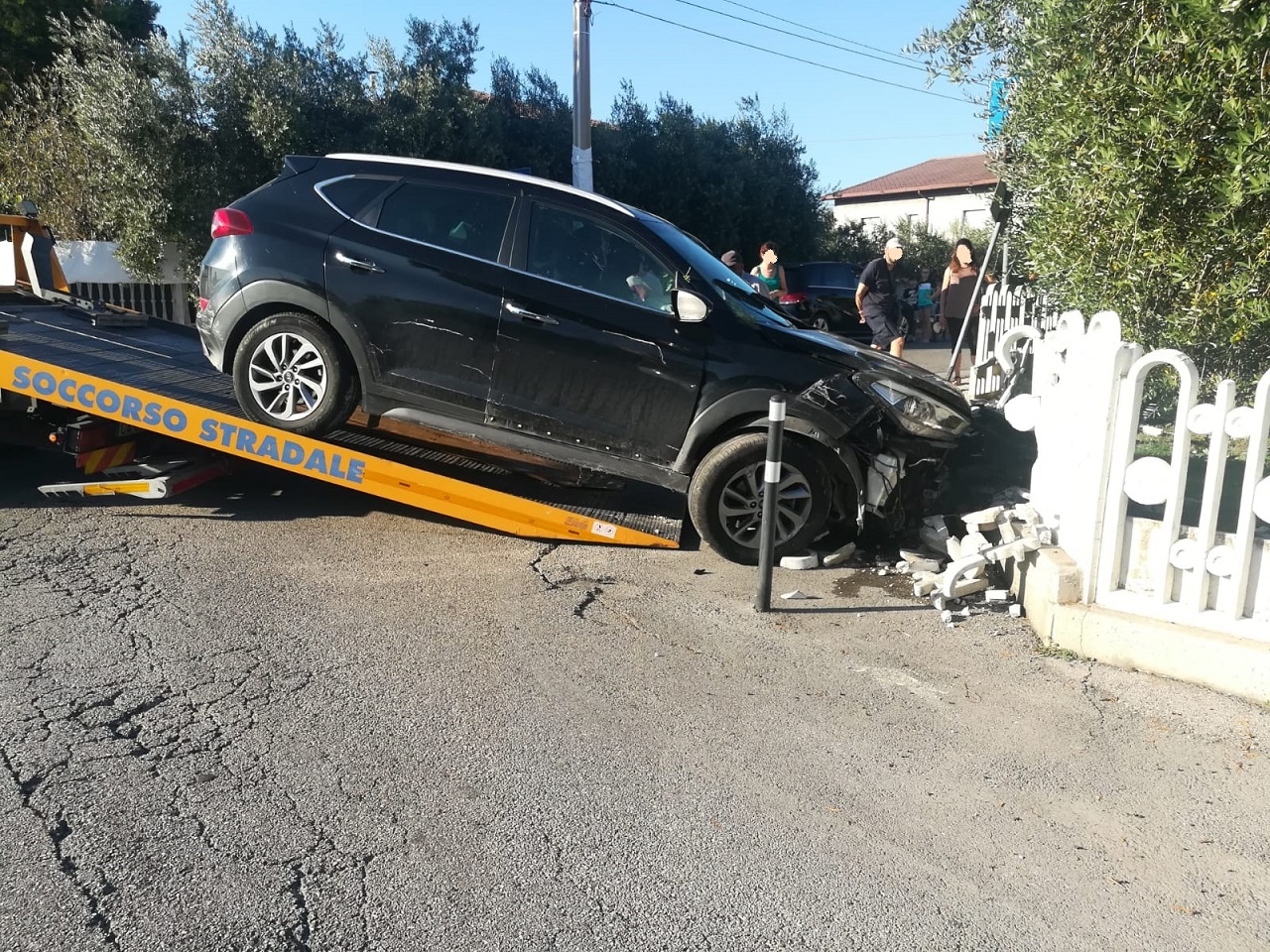 L'auto finita addosso alla recinzione