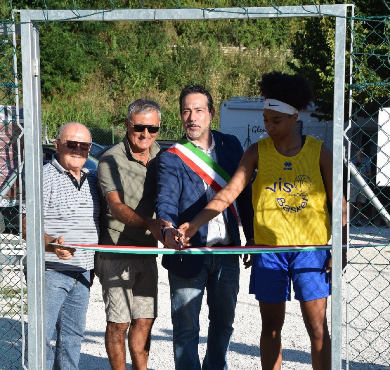 Il sindaco Roberto Ascani inaugura il campo da basket con il comitato e i giocatori
