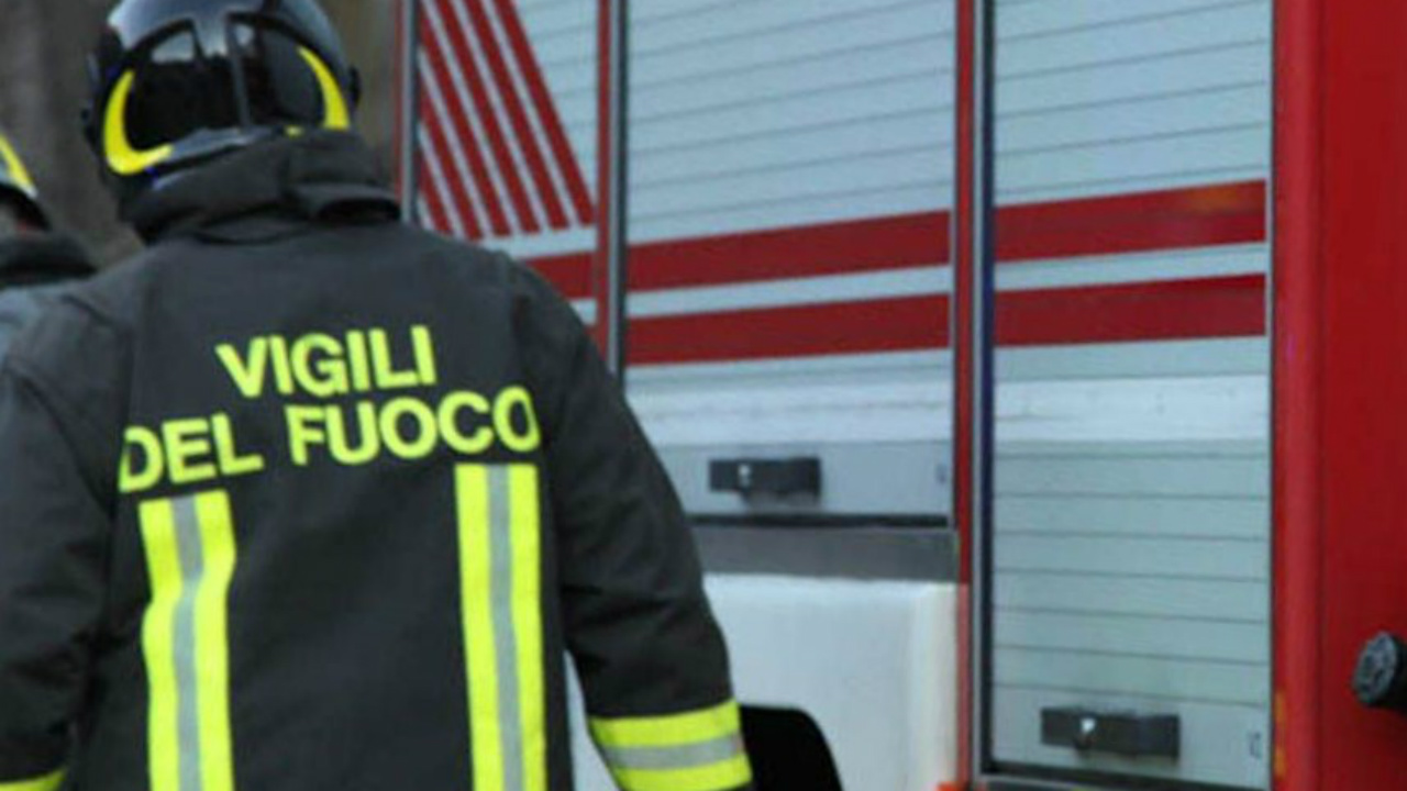 Vigili del fuoco intervenuti per soccorrere un furgone in fiamme