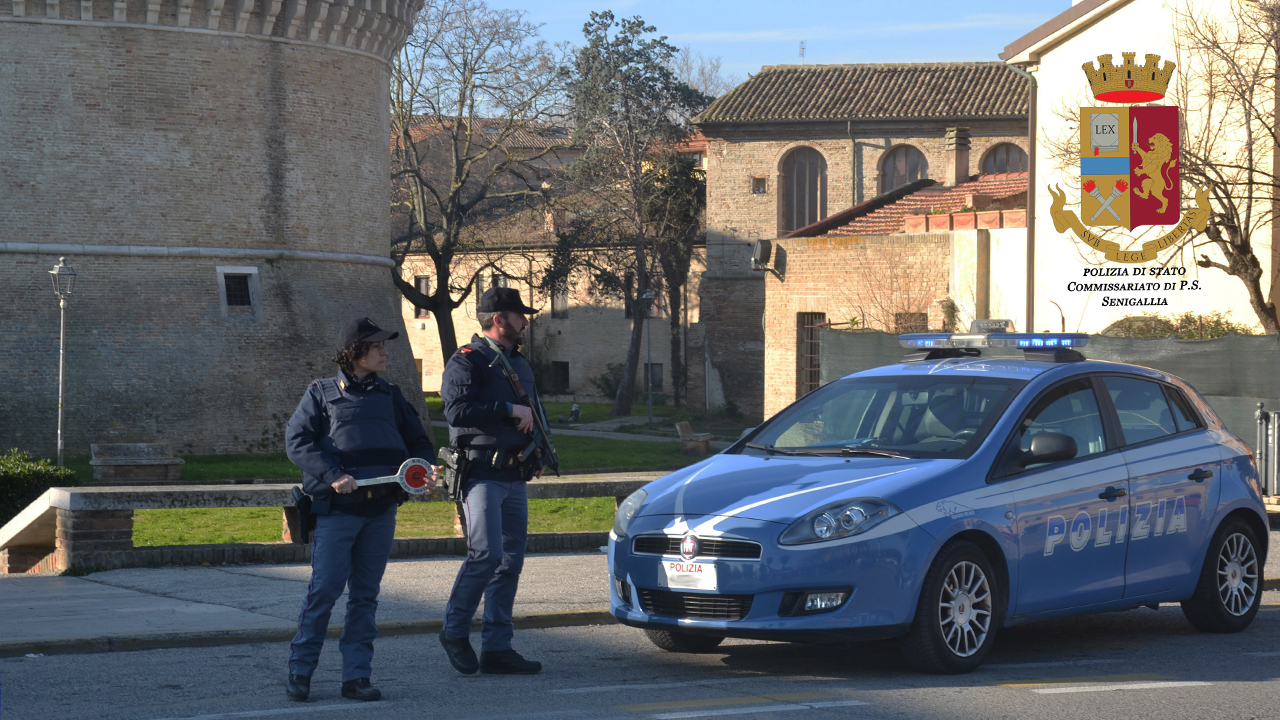 I controlli della Polizia a Senigallia: poliziotti impegnati nel pattugliamento del territorio