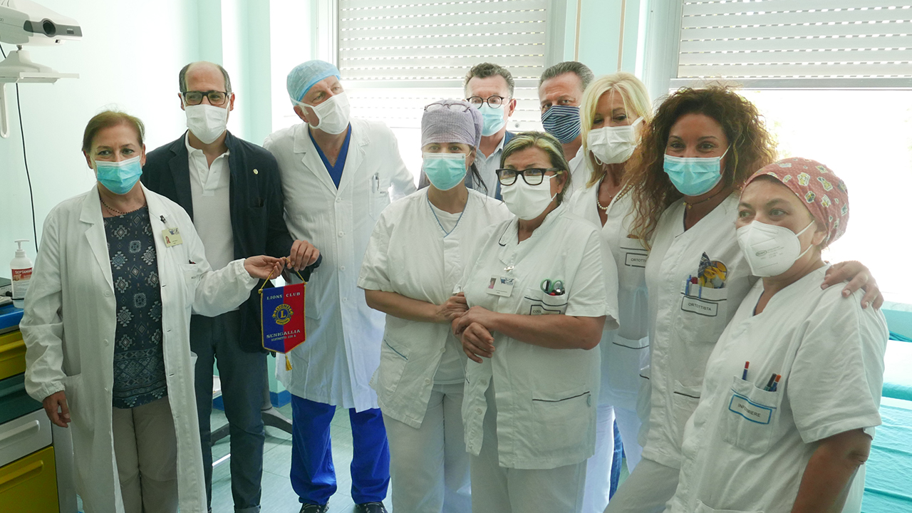 Donato dal Lions club di Senigallia al reparto di oculistica dell'ospedale uno pneumotonometro per la diagnosi del glaucoma