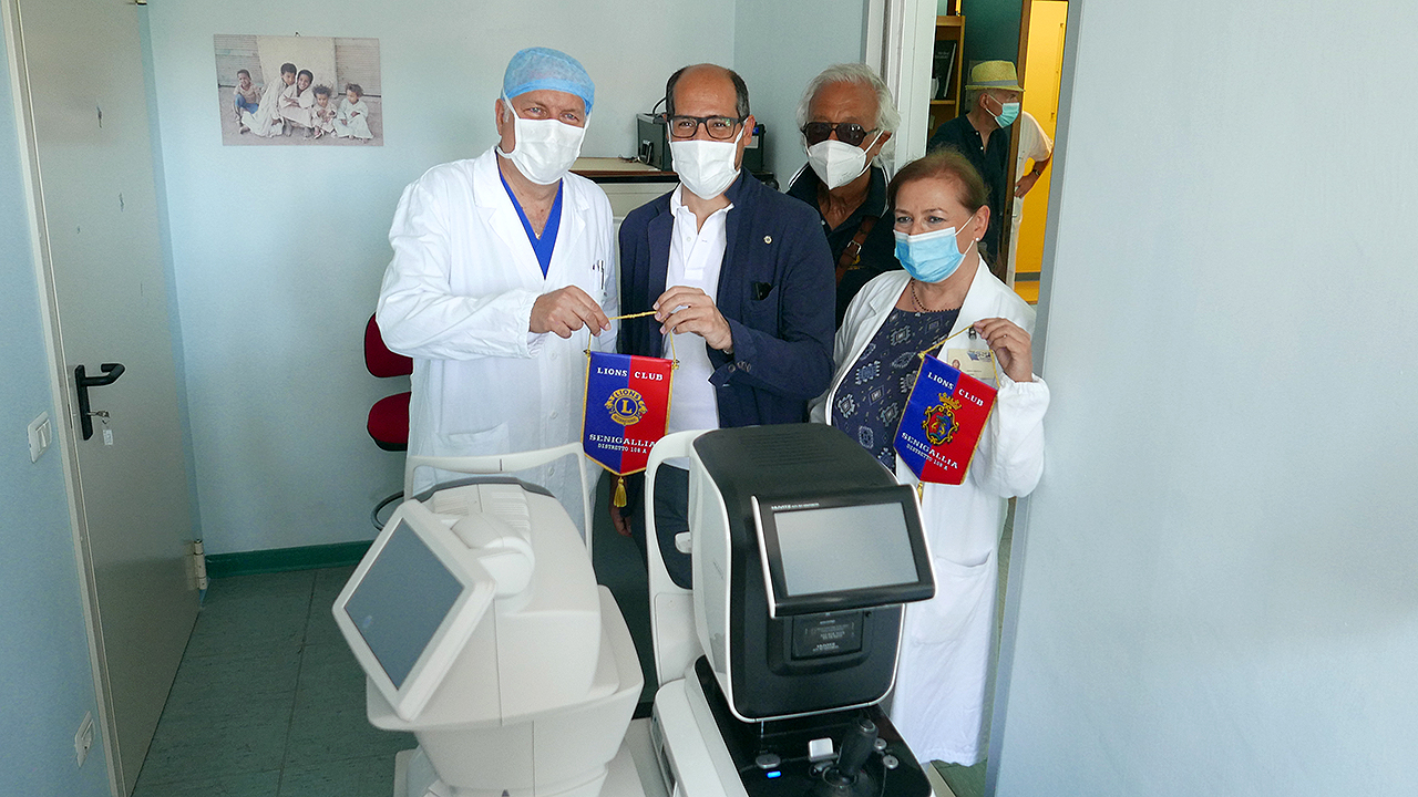 Donato dal Lions club di Senigallia al reparto di oculistica dell'ospedale uno pneumotonometro per la diagnosi del glaucoma