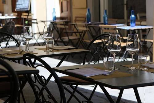 A Porto Potenza titolare, camerieri e cuochi senza mascherine: multa di 400 euro per un ristorante
