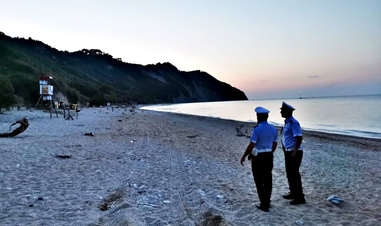 I controlli di sera della Polizia locale sulla spiaggia a Mezzavalle