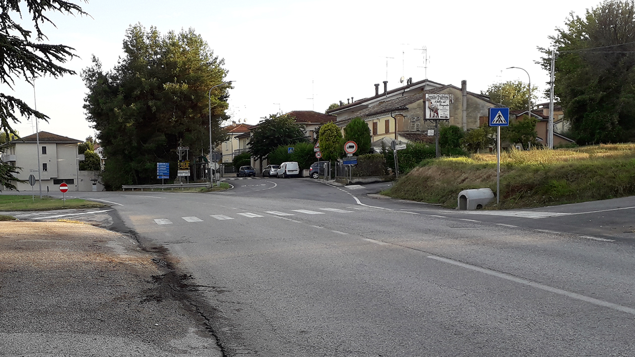 L'incrocio tra la provinciale 12 "Corinaldese" e le strade della frazione Brugnetto, tra Senigallia e Trecastelli