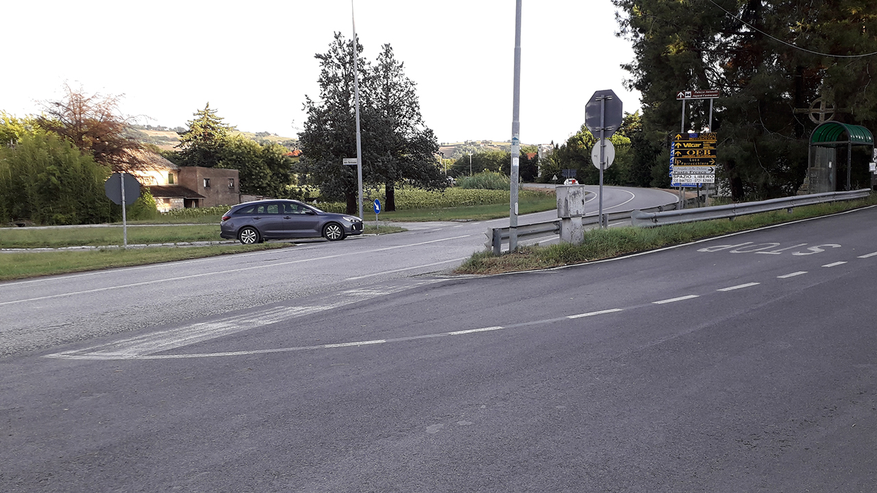 L'incrocio tra la provinciale 12 "Corinaldese" e le strade della frazione Brugnetto, tra Senigallia e Trecastelli