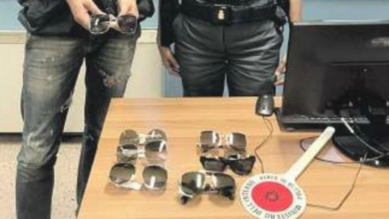 Polizia con gli occhiali sequestrati
