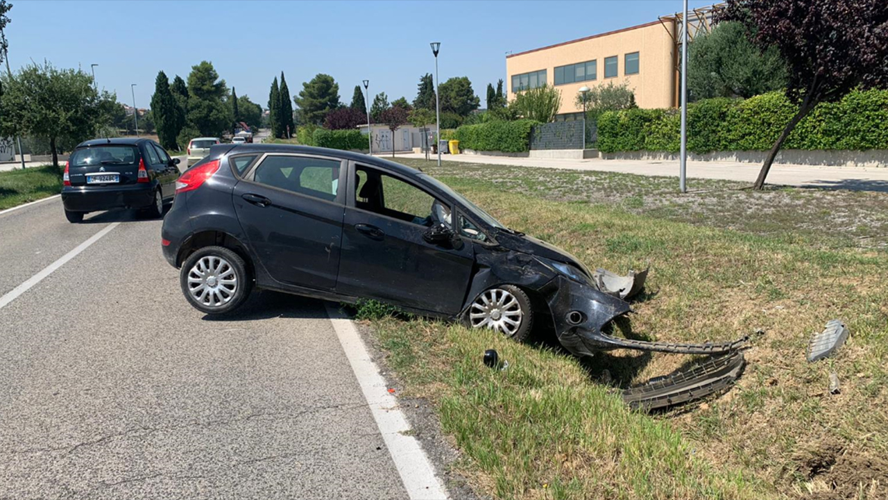 Monsano, auto carambola nel fossato: 66enne in ospedale