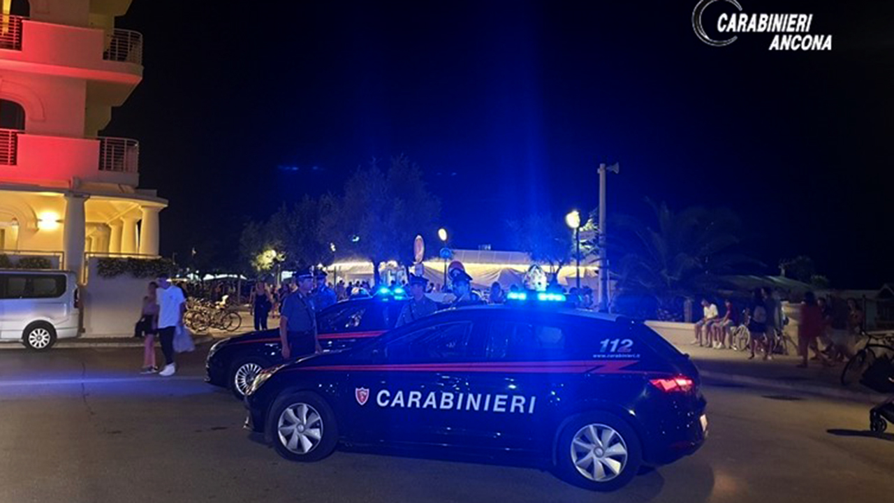 I controlli dei carabinieri sul lungomare di Senigallia