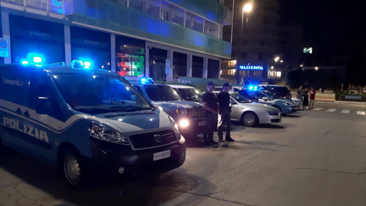 I controlli della polizia per la movida sul lungomare di Senigallia