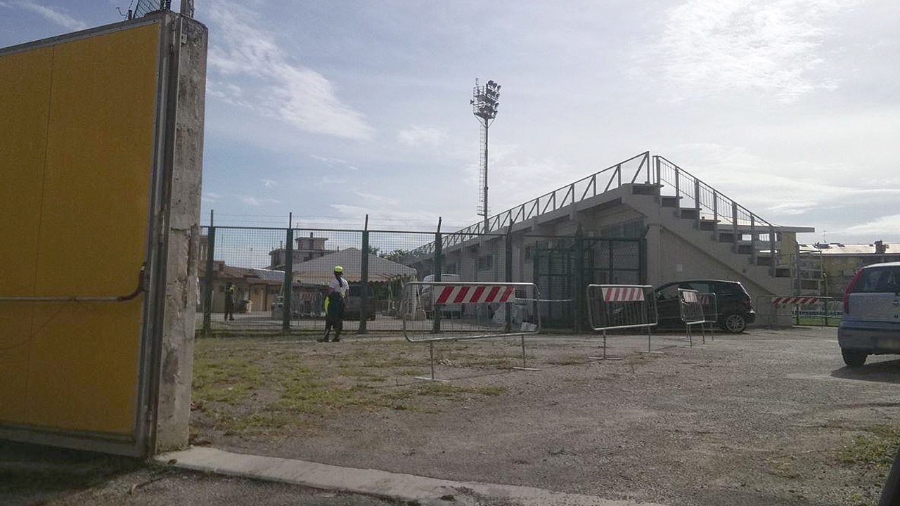 Il servizio "drive through" allo stadio Bianchelli di Senigallia per effettuare i tamponi per il covid-19. Foto di Carlo Leone, agosto 2020