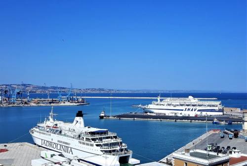 Porto di Ancona: traghetti dove c’erano i silos e yacht nella banchina davanti Fincantieri