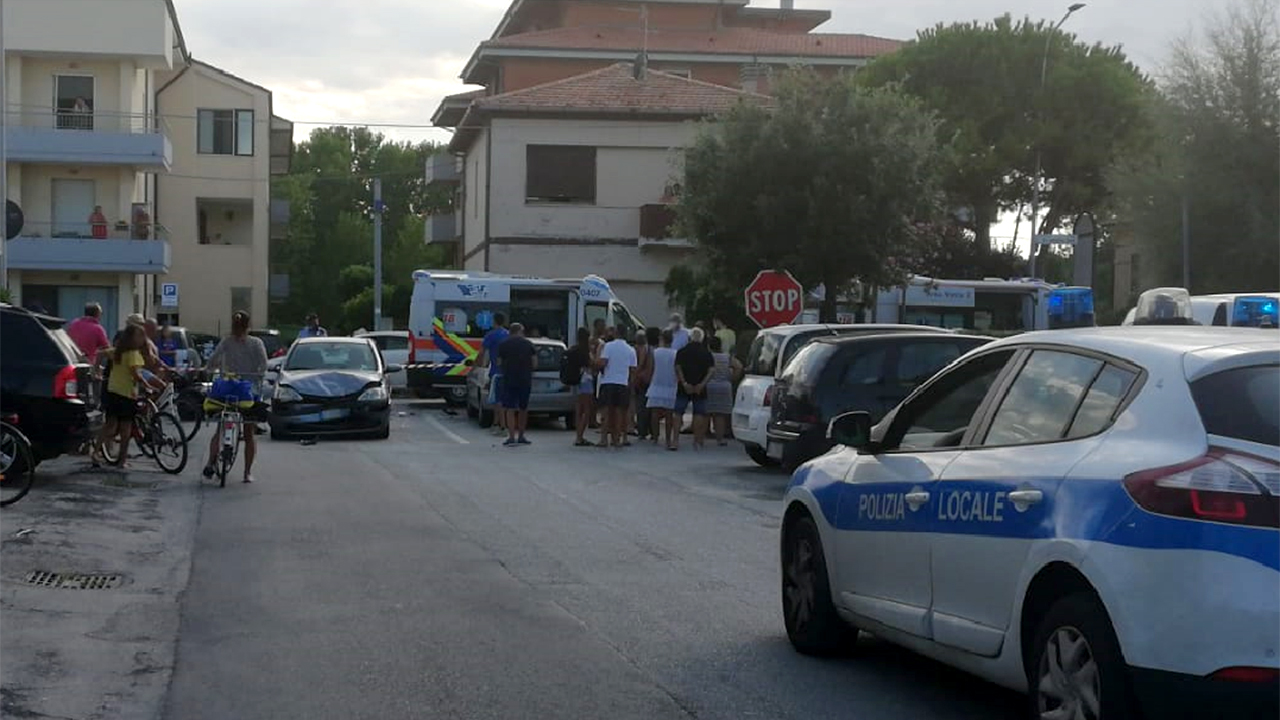 I mezzi incidentati e i soccorsi dopo lo scontro a Senigallia lungo la statale 16