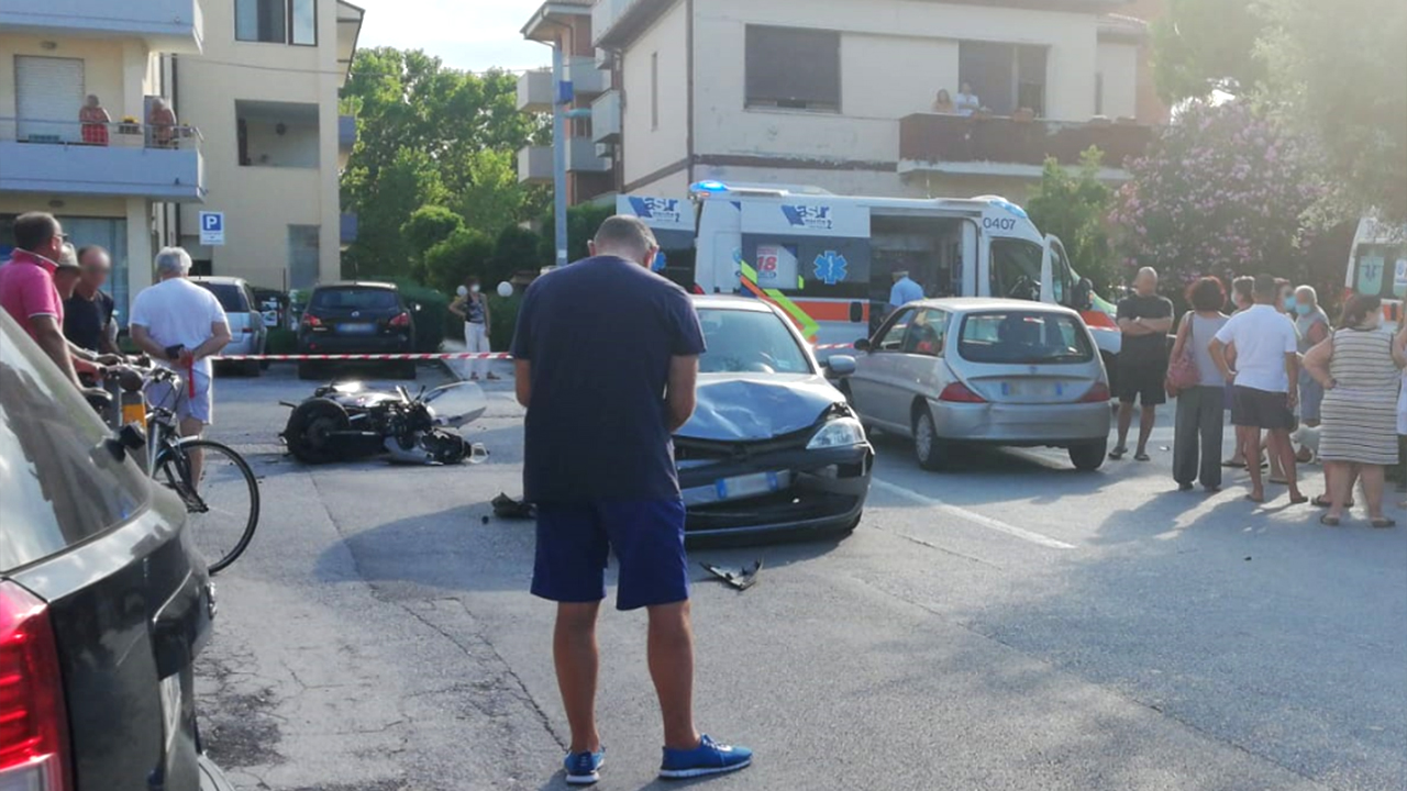 I mezzi incidentati e i soccorsi dopo lo scontro a Senigallia lungo la statale 16