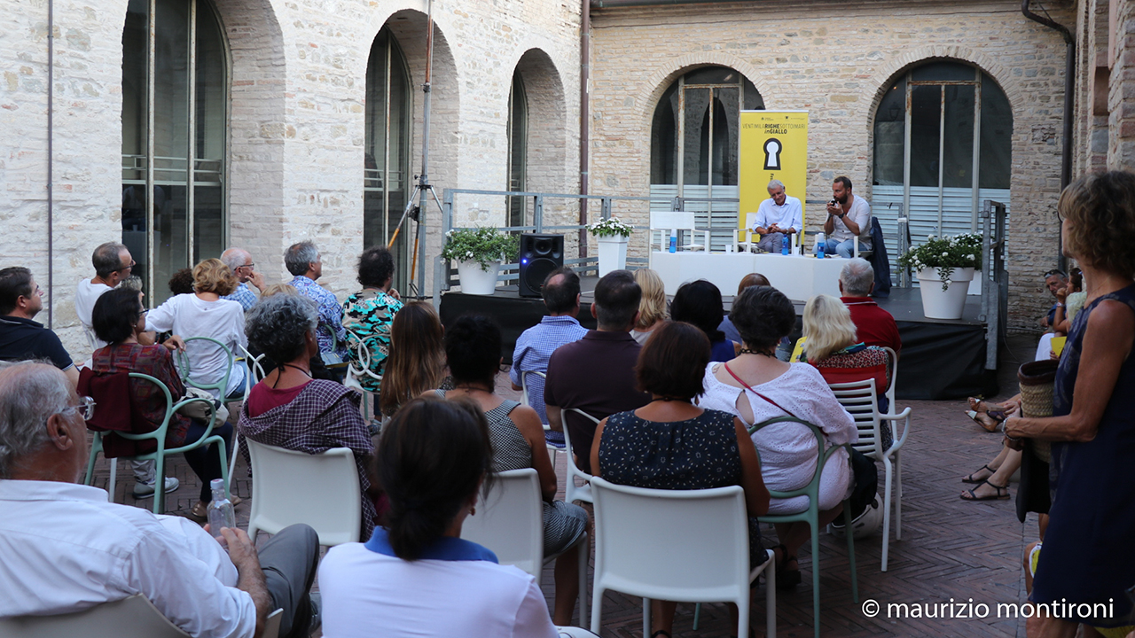 Uno degli incontri della rassegna Ventimilarighesottoimari in giallo, il festival del giallo a Senigallia (edizione 2019)