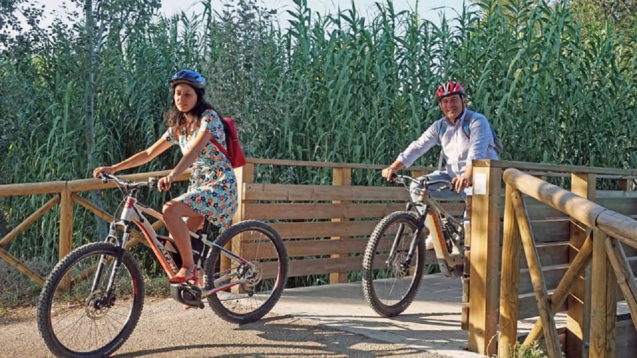 L'assessore Glorio e il sindaco Pugnaloni in bici alla pista ciclabile di Campocavallo