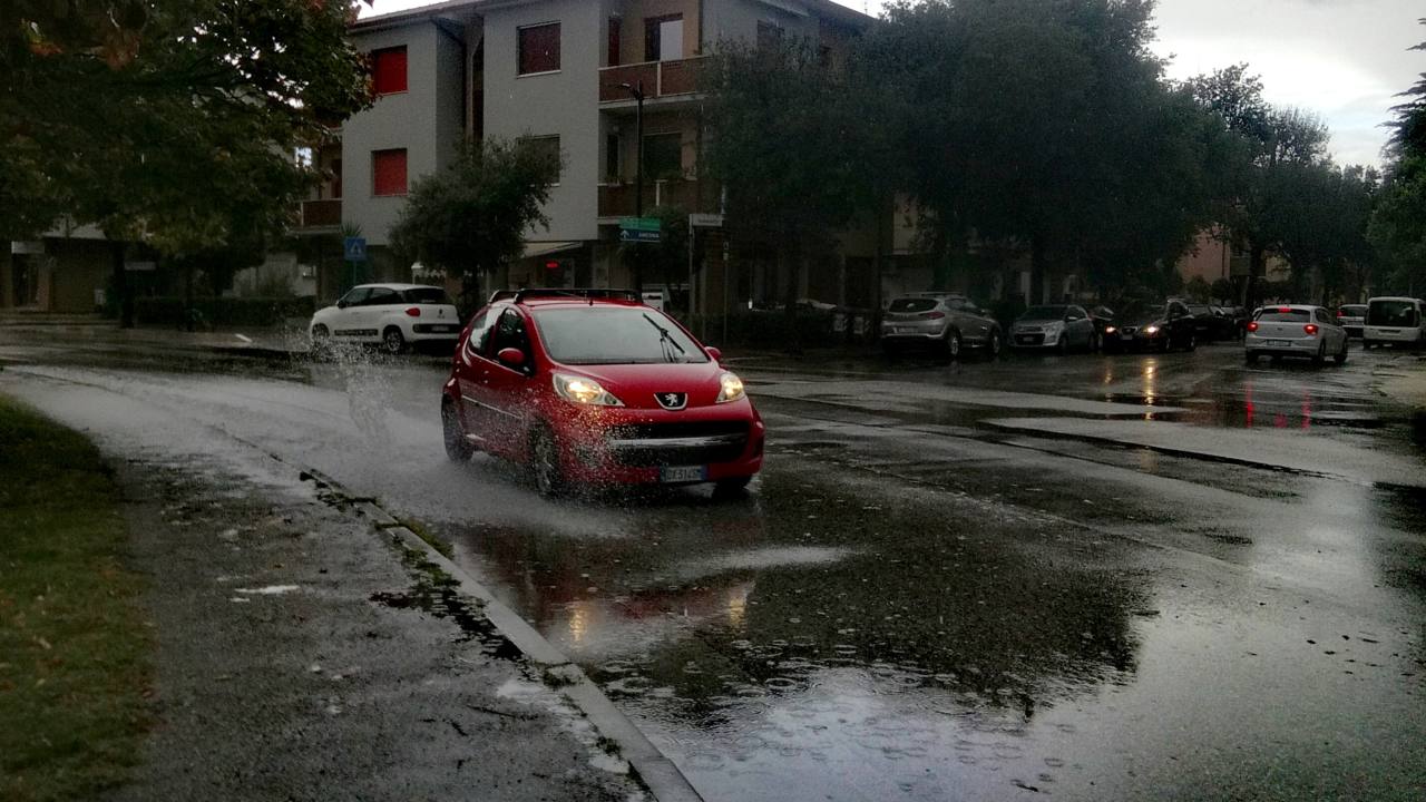 Maltempo a Senigallia, alcuni allagamenti per le forti piogge