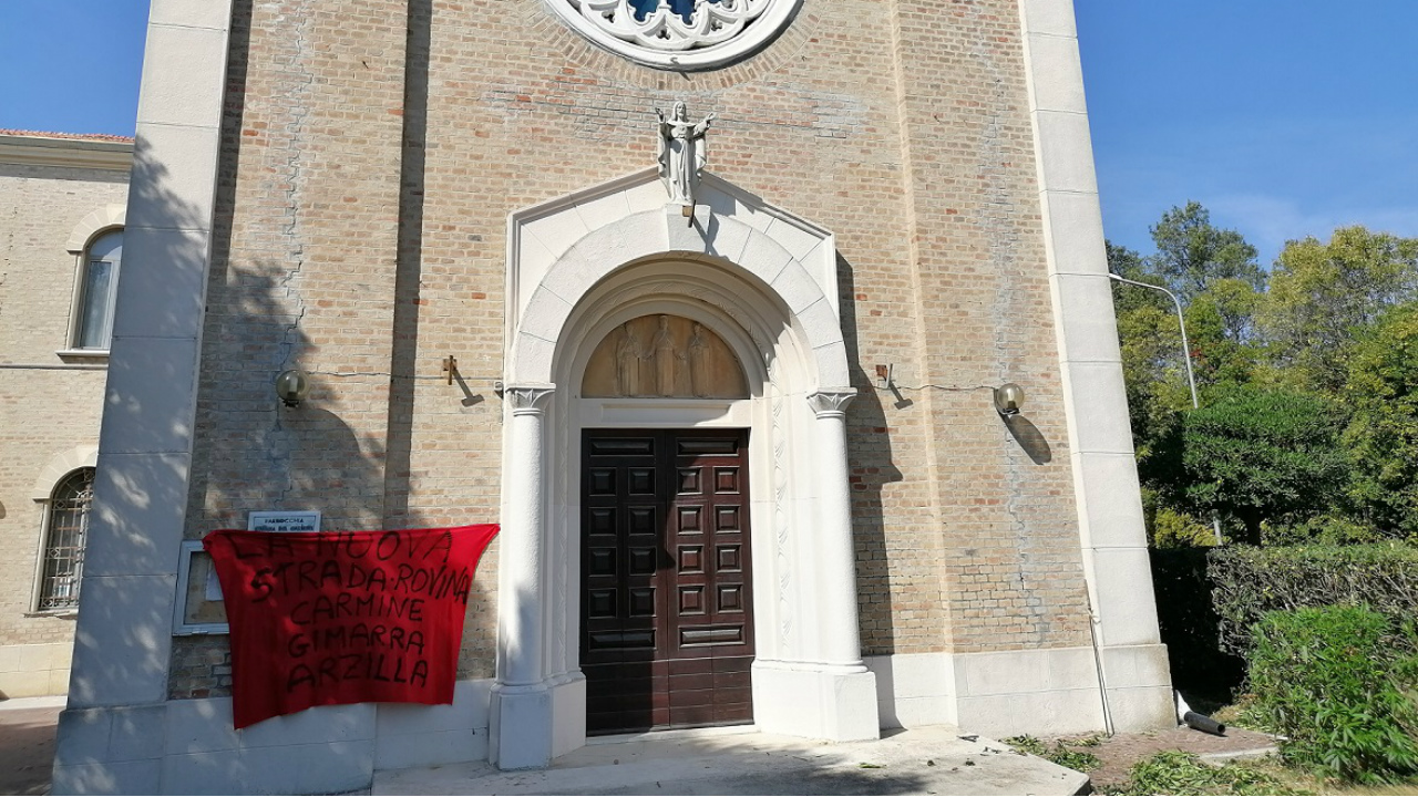 Il drappo rosso di protesta contro la variante Gimarra